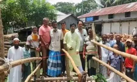 ফিতা কেটে কাঠের সাঁকো উদ্বোধন করলেন বিএনপি নেতা