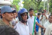 মাথায় হেলমেট, পাইপ হাতে ঢাকা আলিয়ার সামনে যুবদলের নয়ন
