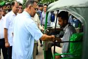 জুলাই যোদ্ধাদের সিএনজি অটোরিকশা ও রিকশা উপহার দিলেন প্রধানম…