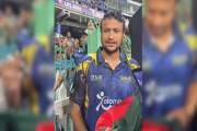 জাতীয় পতাকায় অটোগ্রাফ দিয়ে আলোচনায় সাকিব আল হাসান