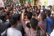 জবি ছাত্রের ওপর হামলার প্রতিবাদে ক্যাম্পাসে বিক্ষোভ, প্রশাস…