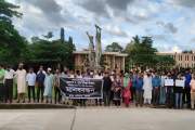 কুয়েট অধ্যাপকের ওপর হামলার প্রতিবাদে মানববন্ধন