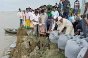 পদ্মার ভাঙন কবলিত এলাকায় বাঁধ নির্মাণকাজ উদ্বোধন করলেন এমপি…