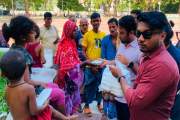 ঢাবিতে ছিন্নমূল মানুষের মাঝে খাবার বিতরণ ছাত্রদল নেতার