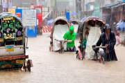টানা বর্ষণে স্থবির চট্টগ্রাম: কোমরসমান পানিতে তলিয়েছে বাণিজ…