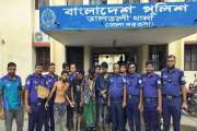 বরগুনায় পিস্তল-গুলিসহ ৫ যুবক আটক