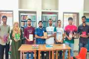 শহীদ আজাদ-রুমী গ্রন্থাগারে বই উপহার দিল জাকসু