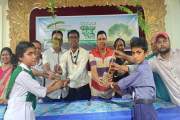 পাবনার চাটমোহরে শিক্ষার্থীদের মধ্যে গাছের চারা বিতরণ