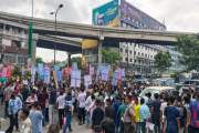 অবৈধ স্লিপার বাসের বৈধতা চেয়ে রাজধানীর ব্যস্ত সড়ক বন্ধ করে …