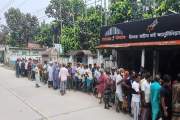 গাইবান্ধায় সার আতঙ্কে কৃষকের লম্বা লাইন