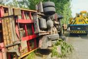 ঢাকা-চট্টগ্রাম মহাসড়কে নিয়ন্ত্রণ হারিয়ে উল্টে গেল লরি