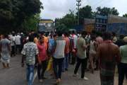 রিকশা পাশ কাটাতে গিয়ে বাসের নিচে মোটরসাইকেল—স্ত্রী নিহত, আহ…