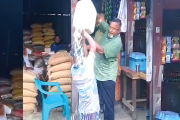 দুধে অতিরিক্ত পানি, বিক্রেতার মাথায় ঢেলে দেওয়া হলো সেই দুধ