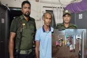 ঝালকাঠিতে মাদক সেবনের সরঞ্জাম ও দেশি অস্ত্রসহ যুবক আটক