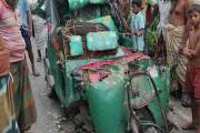 ট্রাকের ধাক্কায় প্রাণ গেল সিএনজিচালকসহ দুজনের