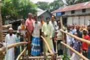 ফিতা কেটে কাঠের সাঁকো উদ্বোধন করলেন বিএনপি নেতা