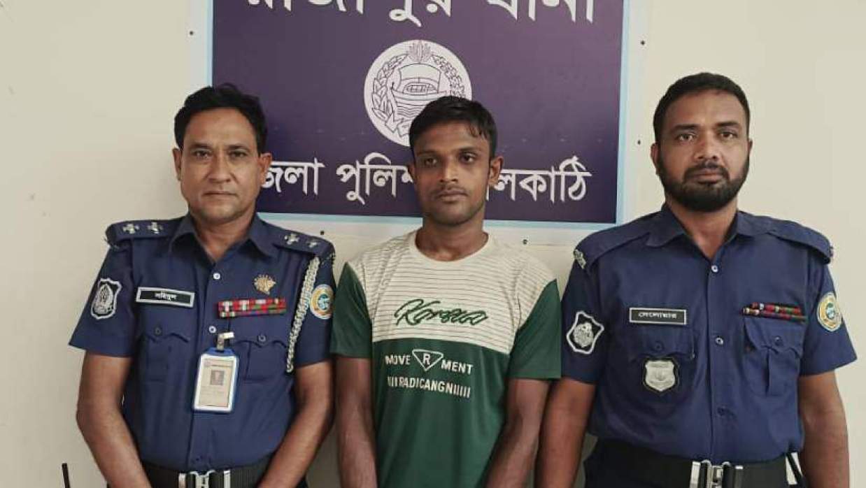 গ্রেপ্তার মো. রুবেল হোসেন (মাঝে)