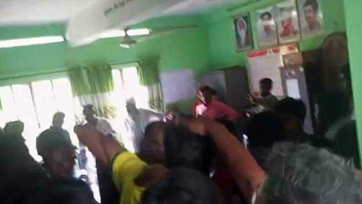চাটমোহরের শ্রীদাসখালি সরকারি প্রাথমিক বিদ্যালয়ের অফিস কক্ষে এভাবেই হামলা করে বহিরাগতরা। ভিডিও থেকে নেওয়া