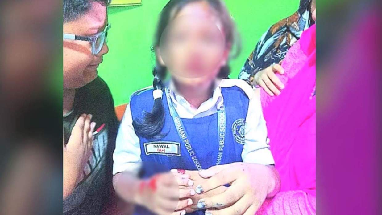 রক্তাক্ত পুলিশ কর্মকর্তার মেয়ে