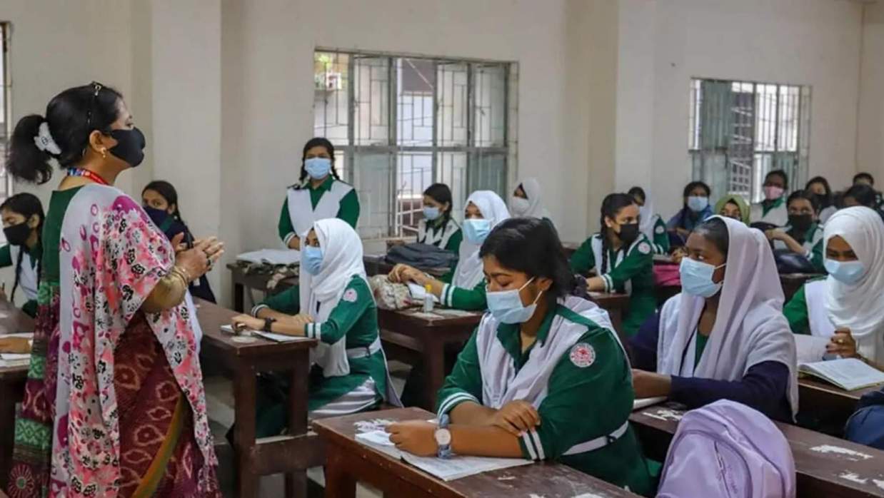 ক্লাস শিক্ষক নিচ্ছেন শিক্ষক