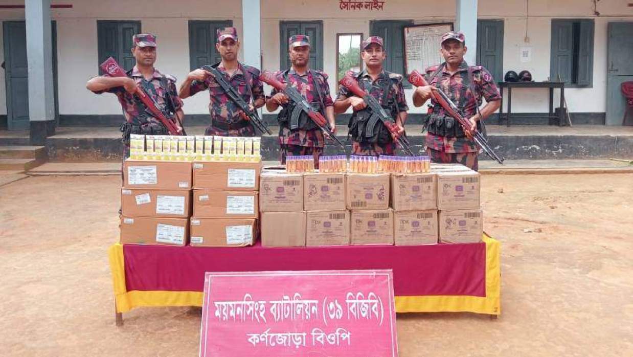 বিজিবির অভিযানে জব্দ করা ভারতীয় কসমেটিকস