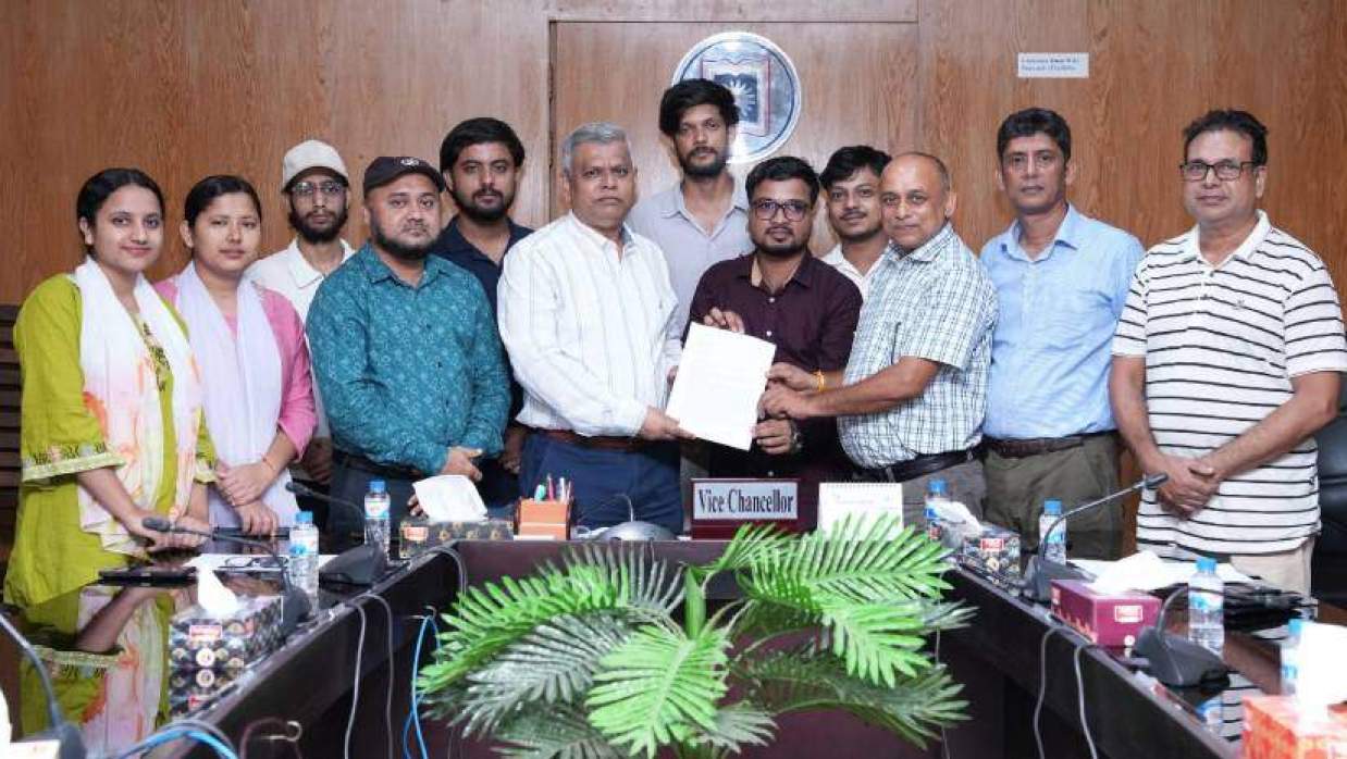 বিশ্ববিদ্যালয়ের প্রশাসন ভবনের কনফারেন্স কক্ষে উপাচার্যের সঙ্গে সাক্ষাৎ করেন নেপালি শিক্ষার্থীরা