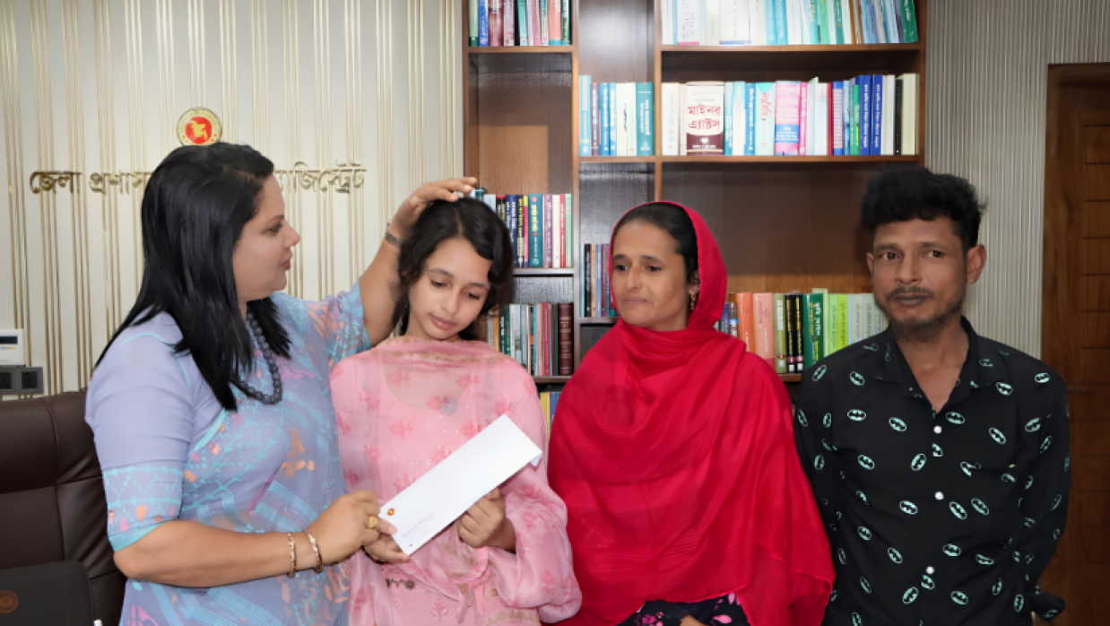 জেলা প্রশাসক মিজ ফরিদা খানম, উম্মে সালমা ও তার পরিবার