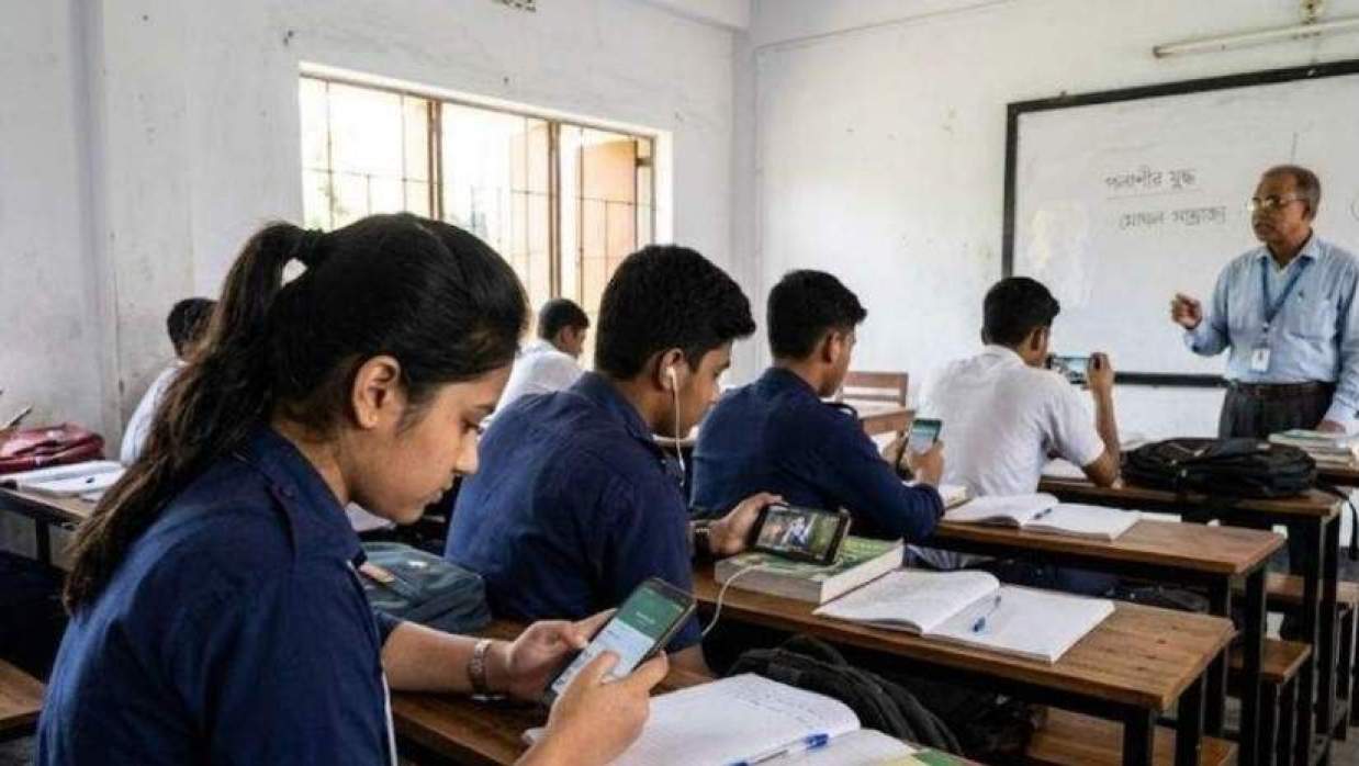 স্কুলে স্মার্টফোন ব্যবহারে নিষেধাজ্ঞা