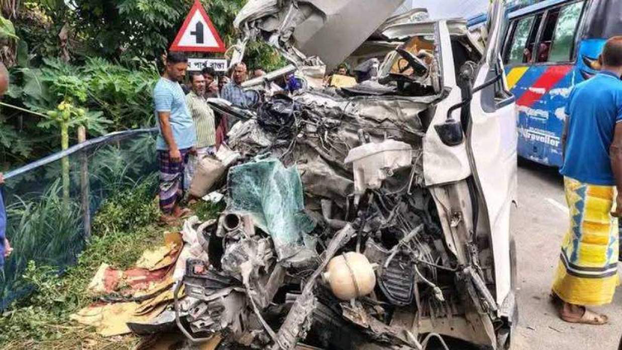 ট্রাকের সঙ্গে সংঘর্ষে দুমড়েমুচড়ে যাওয়া মাইক্রোবাস