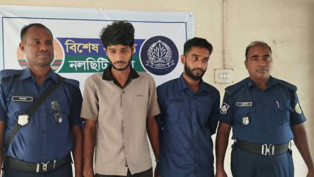 গাঁজাসহ আটক দুই যুবক (মাঝে)