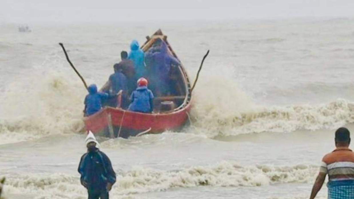 উত্তাল সাগরে জেলে ট্রলার