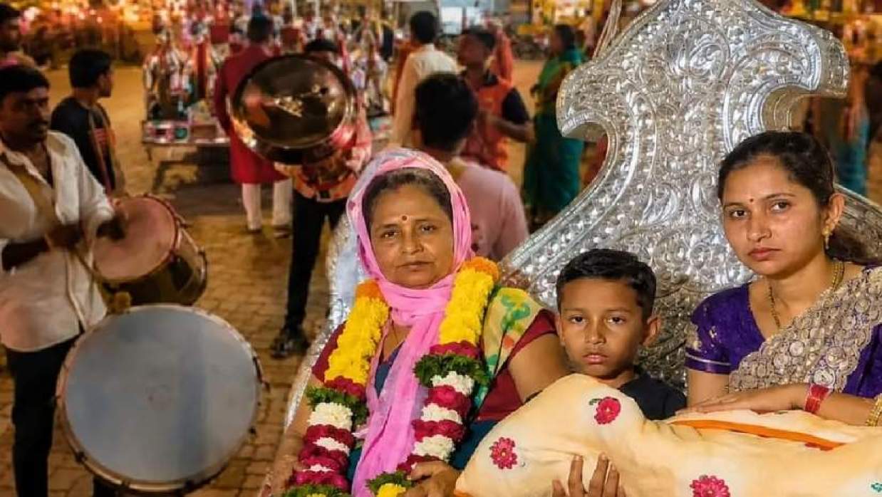  রথে চড়িয়ে কন্যা শিশুকে বরণ 