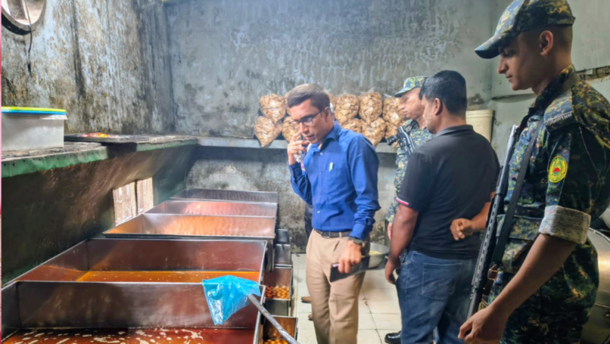অভিযান করছেন ভোক্তা অধিকারের সহকারী পরিচালক হাসান-আল-মারুফ