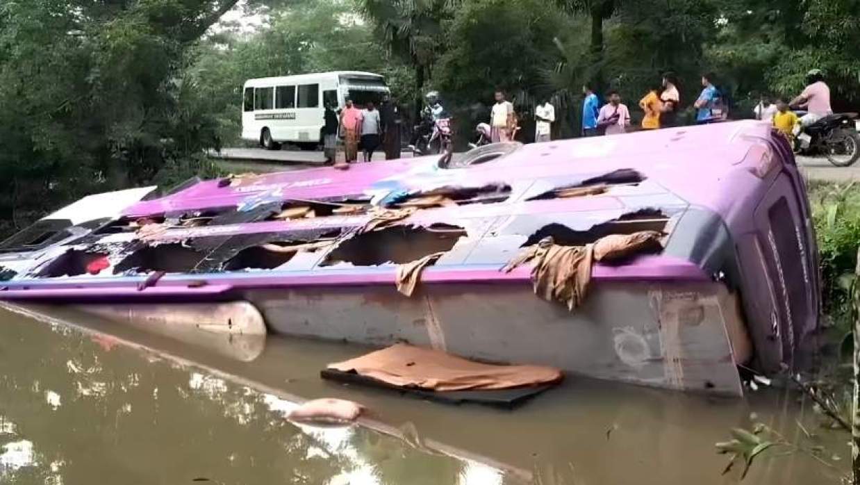  জবি শিক্ষার্থীদের বহনকারী বাস পুকুরে 