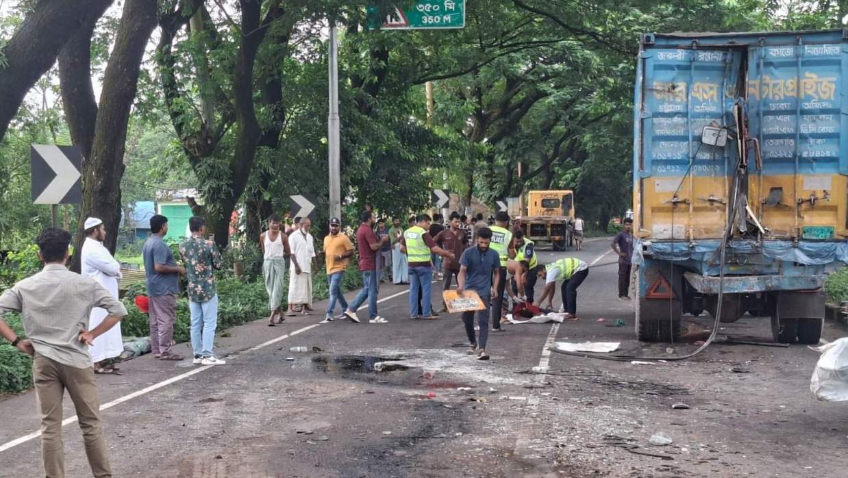 ঢাকা-চট্টগ্রাম মহাসড়কে পৃথক দুর্ঘটনা