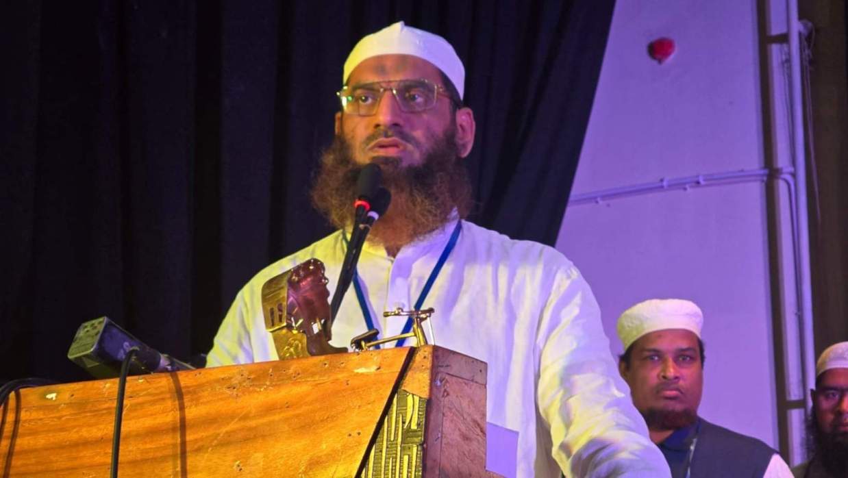 নওগাঁয় গণভোটের রায় বাস্তবায়ন অনুষ্ঠানে বক্তব্য দিচ্ছেন বাংলাদেশ খেলাফত মজলিসের আমির মাওলানা মামুনুল হক