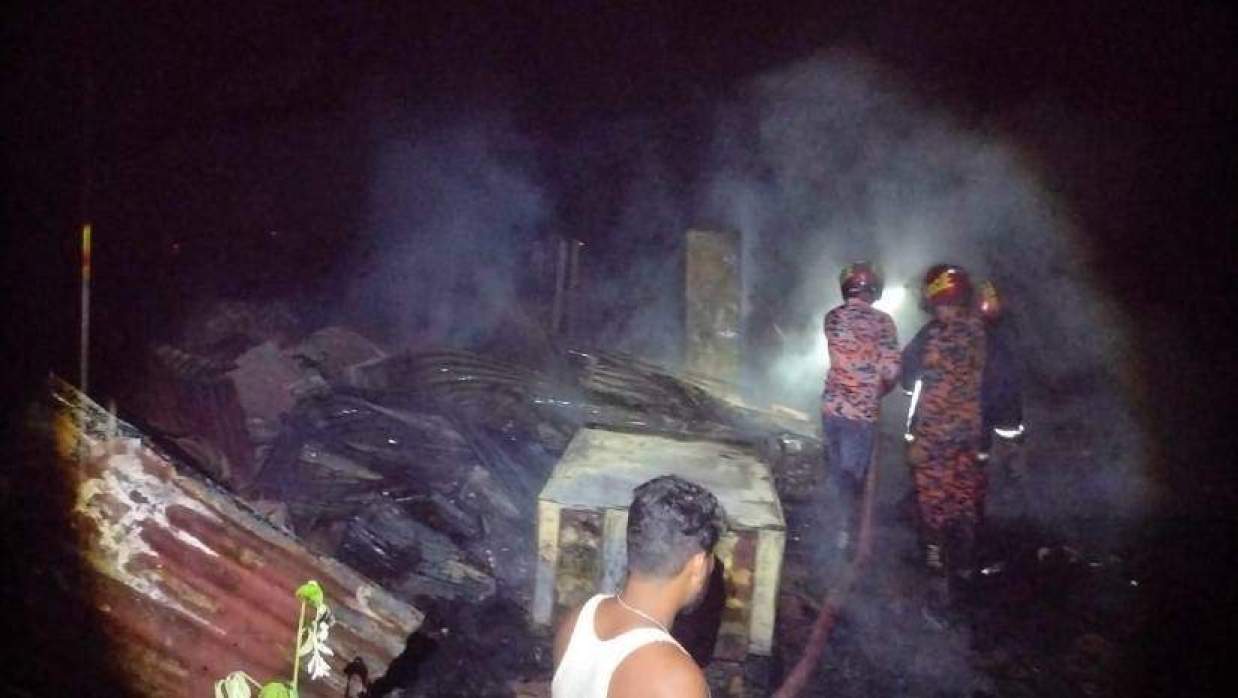 আগুন নিয়ন্ত্রণে আনতে কাজ করছেন ফায়ার সার্ভিসের সদস্যরা
