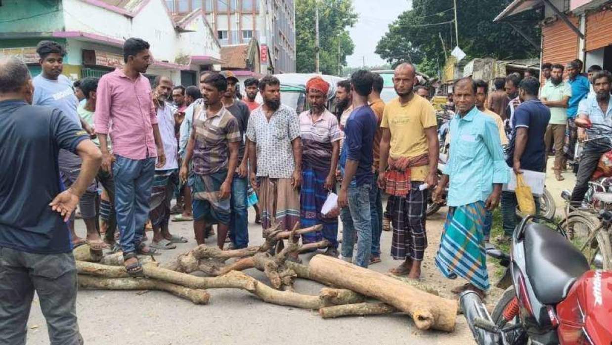 গাড়াগঞ্জ-শৈলকুপা আঞ্চলিক সড়কে গাছের গুঁড়ি ফেলে অবরোধ করেন ক্ষুব্ধ কৃষকরা
