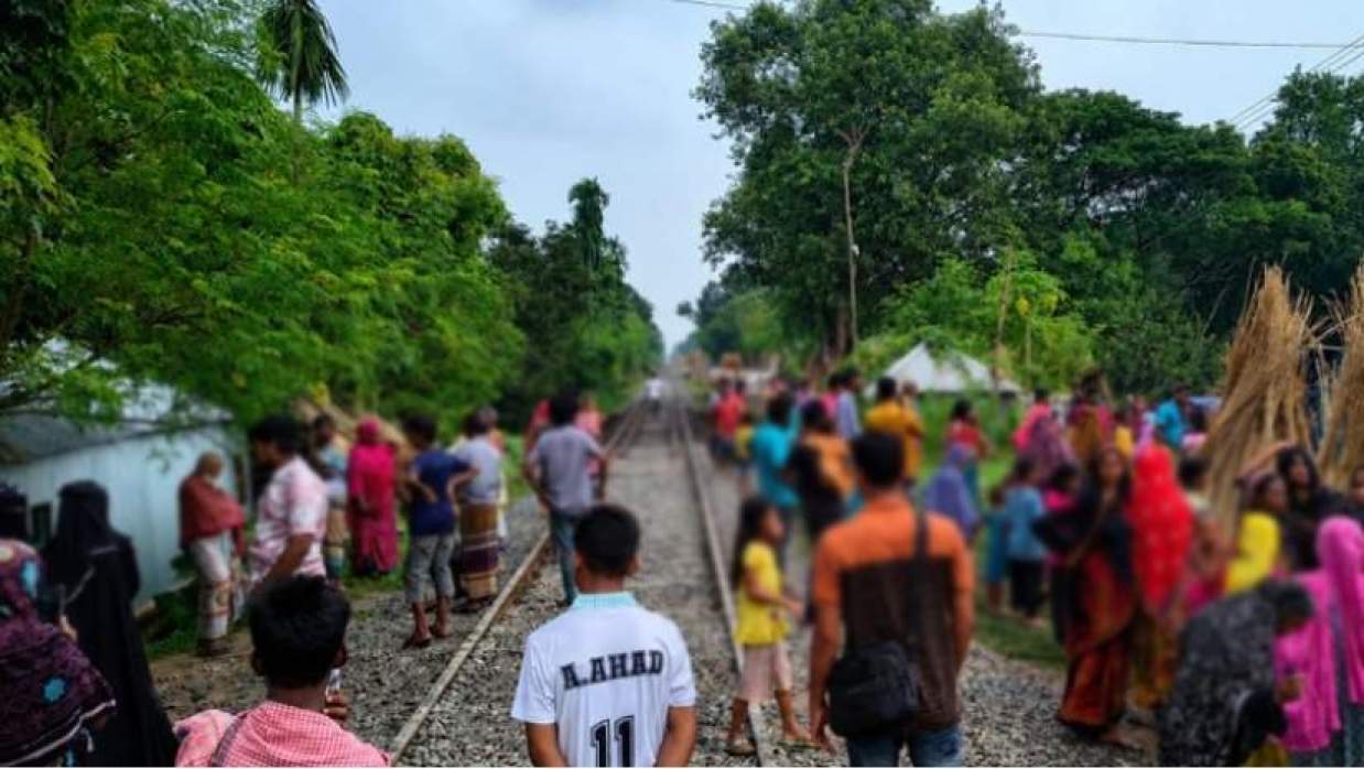 দুর্ঘটনাস্থলে স্থানীয়দের ভিড়