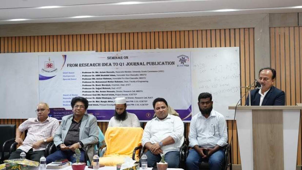 বক্তব্য রাখছেন ইউজিসি সদস্য অধ্যাপক ড. মো. আসলাম হোসেন