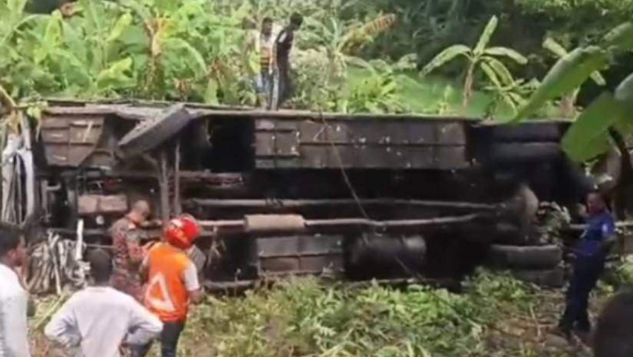 নিয়ন্ত্রণ হারিয়ে খাদে পড়ে যাওয়া বাস