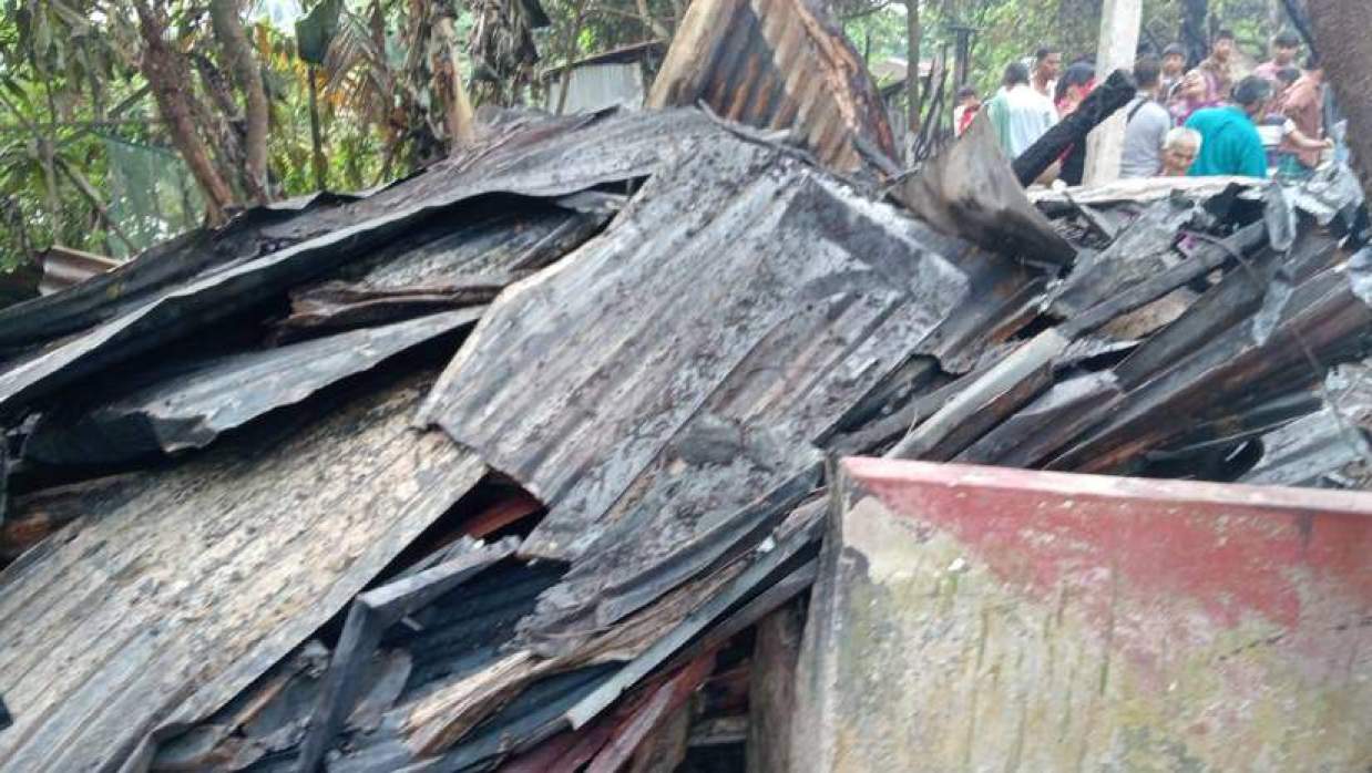 আগুনে পুড়ে যাওযা বসতঘর