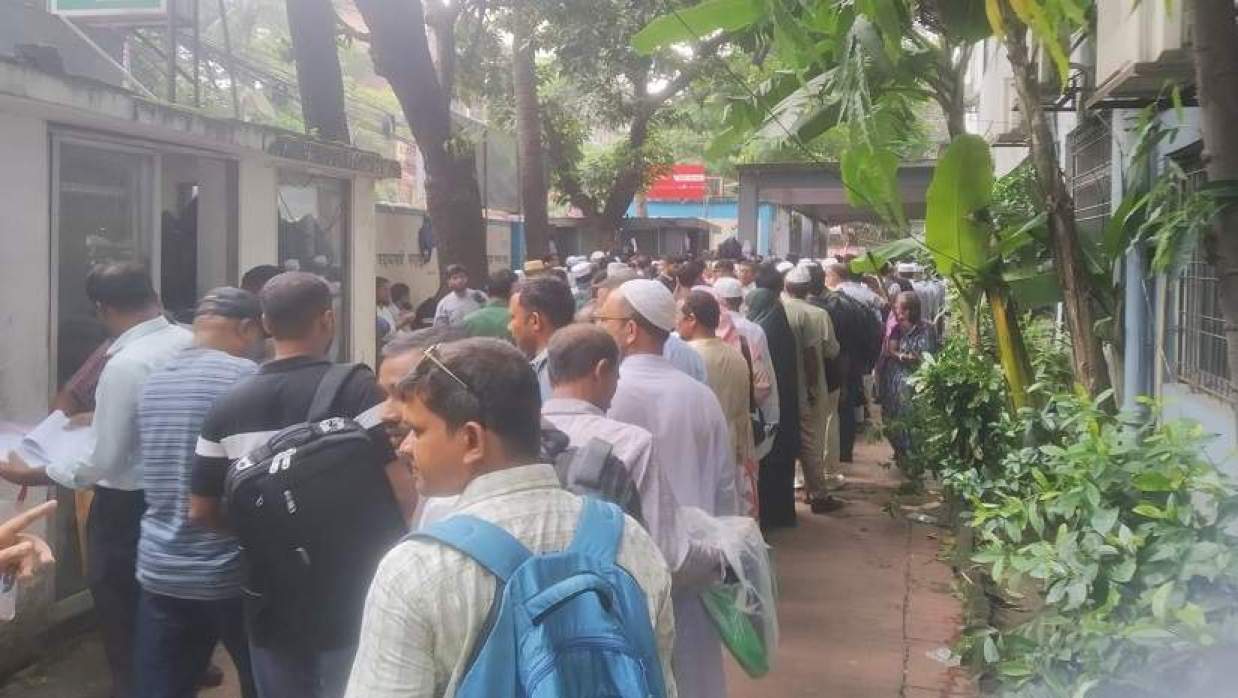 মাদ্রাসা শিক্ষা অধিদপ্তরে লাইনে দাড়িয়ে বদলি আবেদন জমা দিচ্ছেন শিক্ষকরা