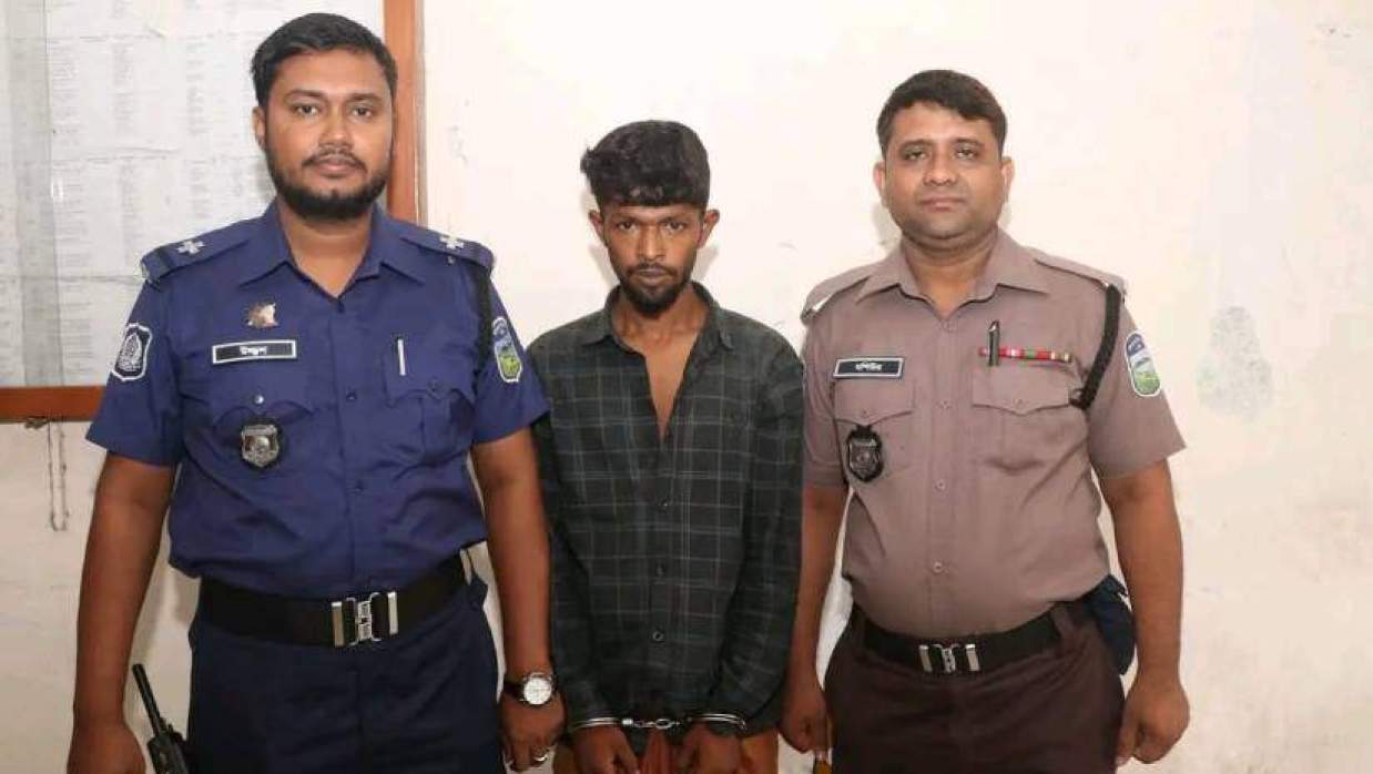 গ্রেপ্তার আরাফাত (মাঝে)