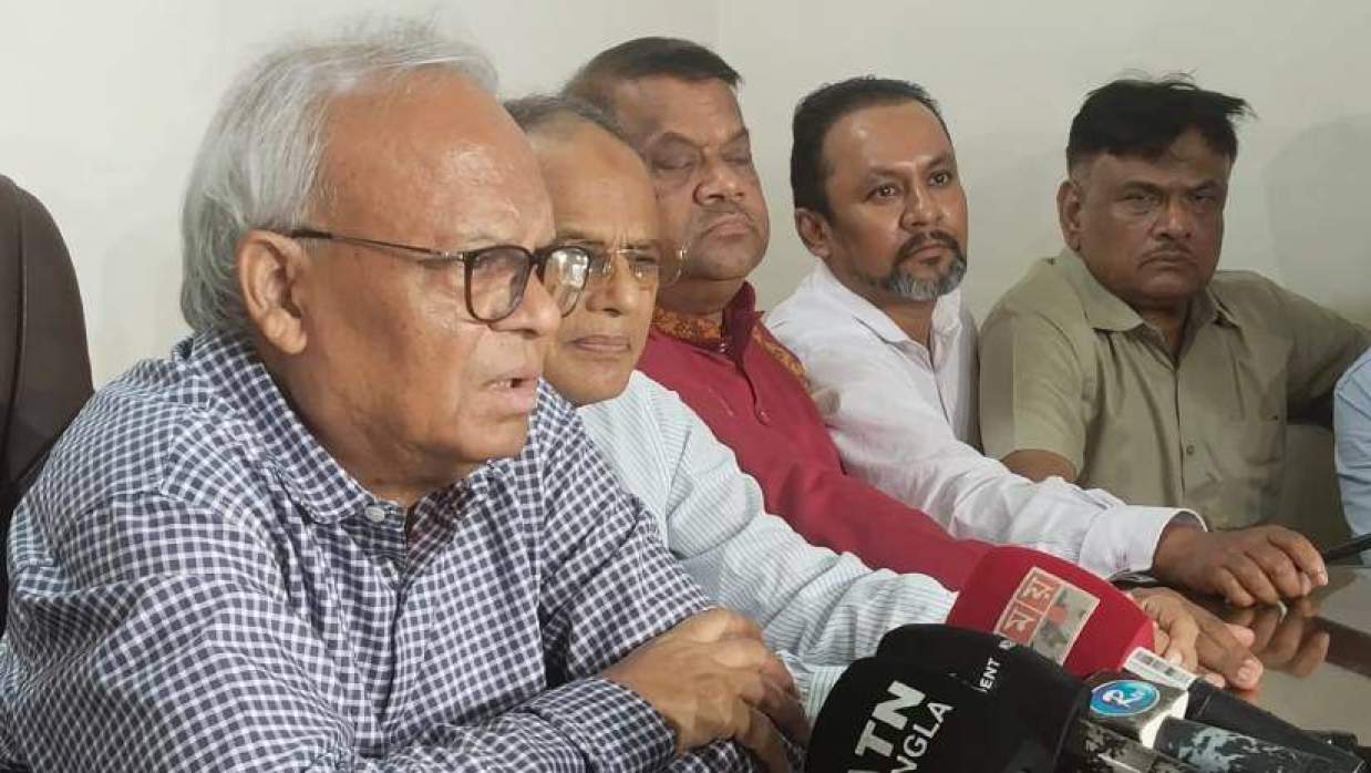 নয়াপল্টনে বিএনপির কেন্দ্রীয় কার্যালয়ে অনানুষ্ঠানিক ব্রিফিংয়ে কথা বলছেন বিএনপির ভারপ্রাপ্ত মহাসচিব অ্যাডভোকেট রুহুল কবির রিজভী আহমেদ