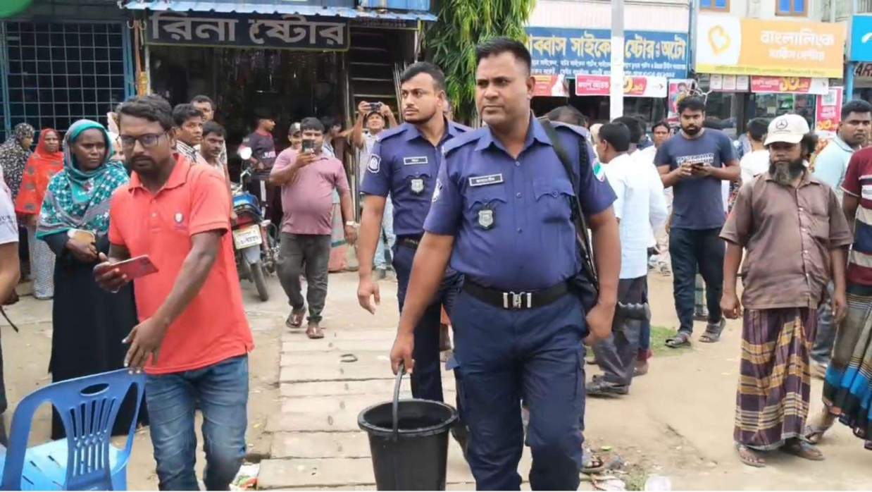 বোমা বিস্ফোরণের স্থান থেকে আলামত সংগ্রহ করছে পুলিশ। 