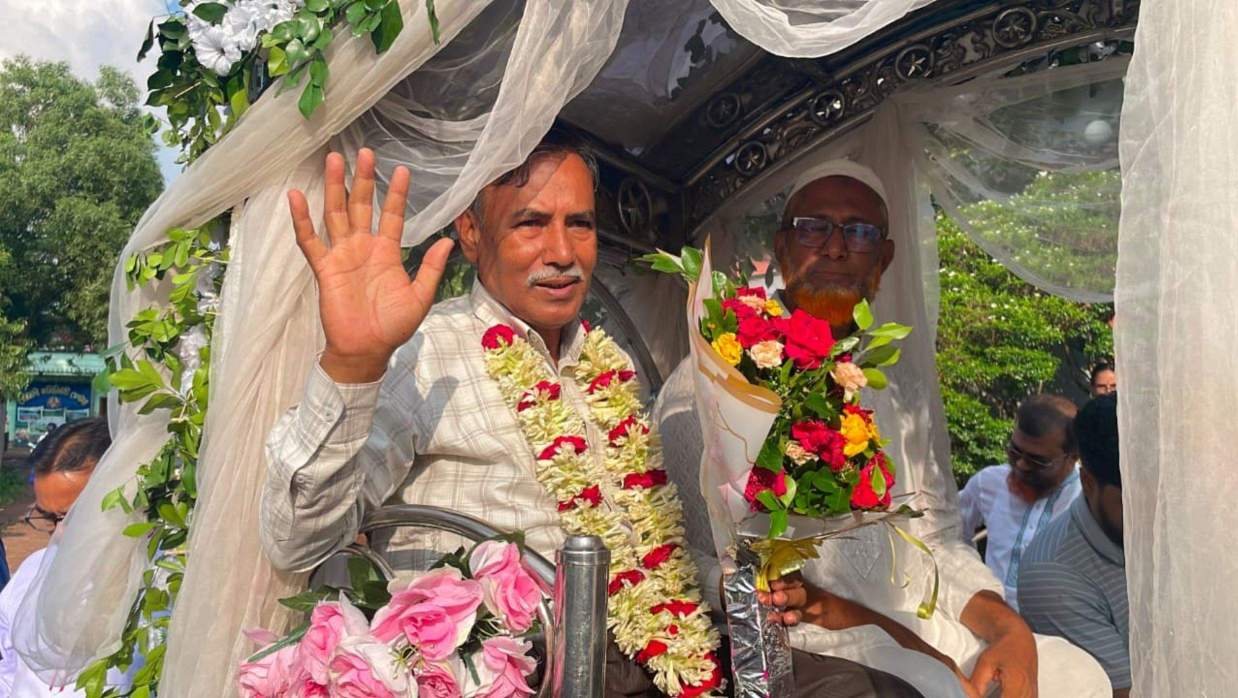 ঘোড়ার গাড়িতে চড়ে শিক্ষকতা জীবনের ইতি টানলেন জোরারগঞ্জ আদর্শ উচ্চ বিদ্যালয়ের সহকারী প্রধান শিক্ষক বিপুল চন্দ্র দে।