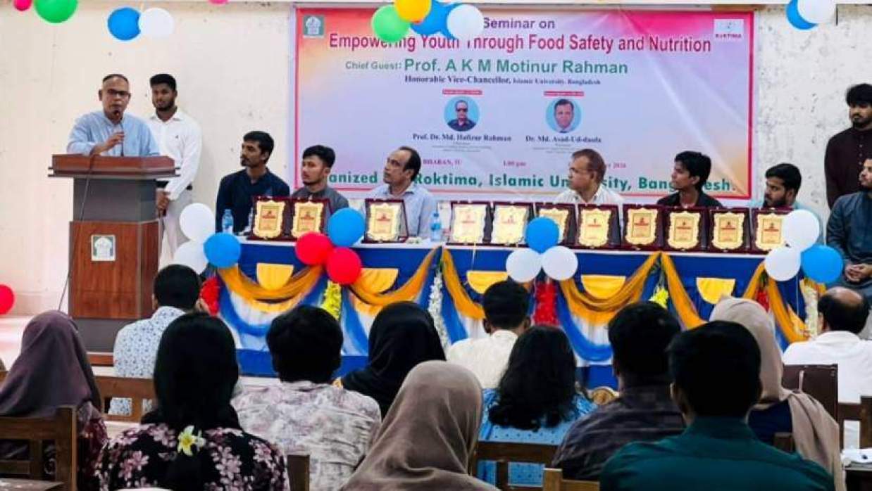 সেমিনারে বক্তব্য দিচ্ছেন ইবি উপাচার্য অধ্যাপক ড. এ কে এম মতিনুর রহমান।