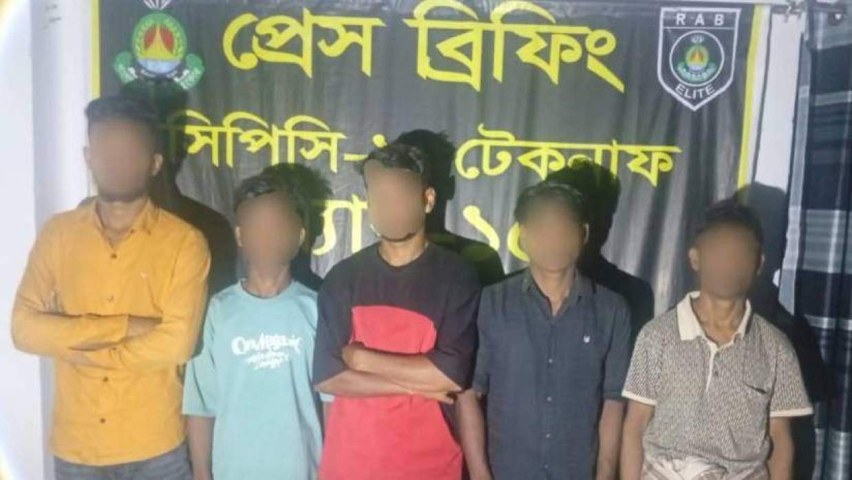 র‌্যাবের অভিযানে আটক পাঁচজন
