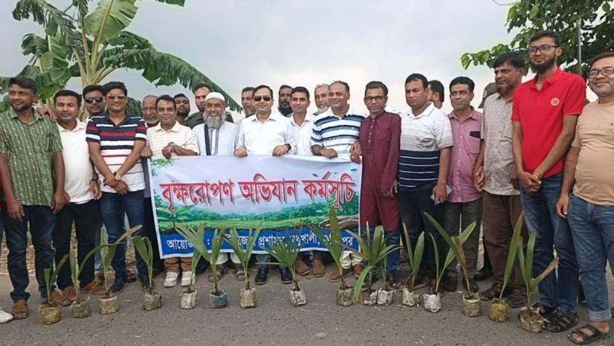 তালের চারা রোপণ কর্মসূচিতে উপস্থিত ছিলেন মধুখালীর ইউএনওসহ স্থানীয় বিএনপির নেতাকর্মীরা